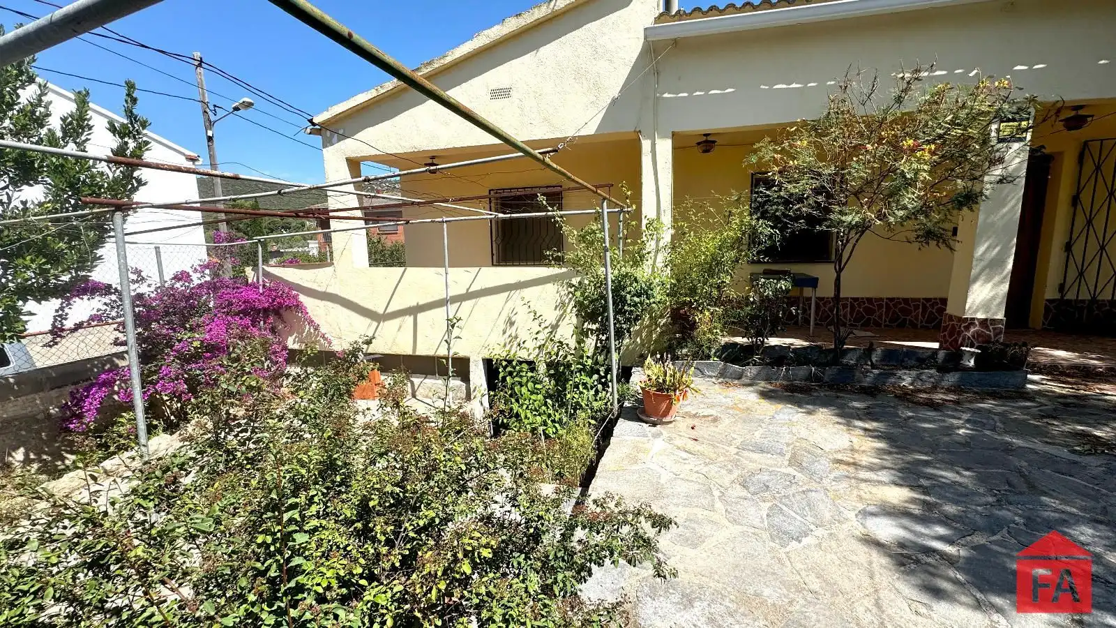 Außenansicht von Haus oder Chalet zum Verkauf in El Montmell mit Abstellraum und Alarm