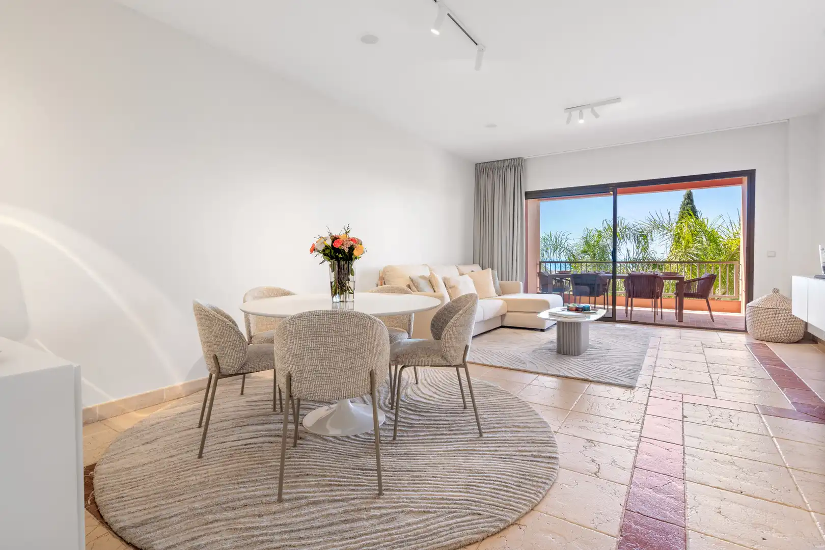 Sala d'estar de Apartament en venda en Benahavís amb Aire condicionat, Terrassa i Piscina