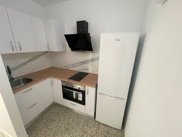 Cuina de Apartament de lloguer en Las Palmas de Gran Canaria amb Terrassa, Forn i Rentadora