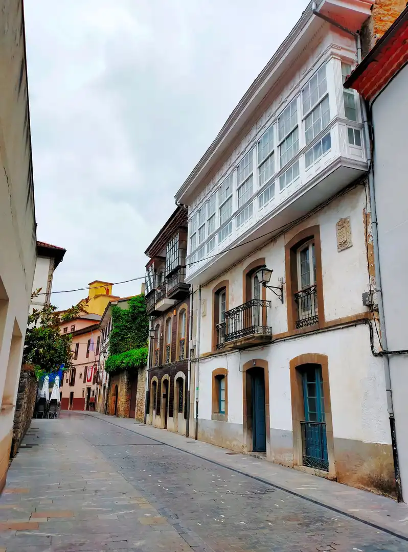 Vista exterior de Casa o xalet en venda en Pravia amb Calefacció, Jardí privat i Terrassa
