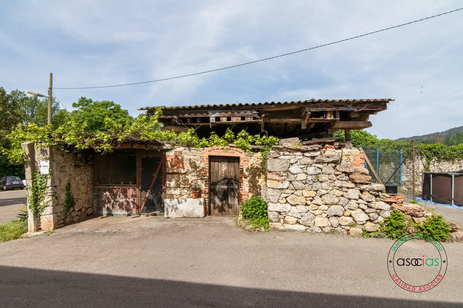 Vista exterior de Casa o chalet en venta en Las Regueras   con Calefacción y Jardín privado