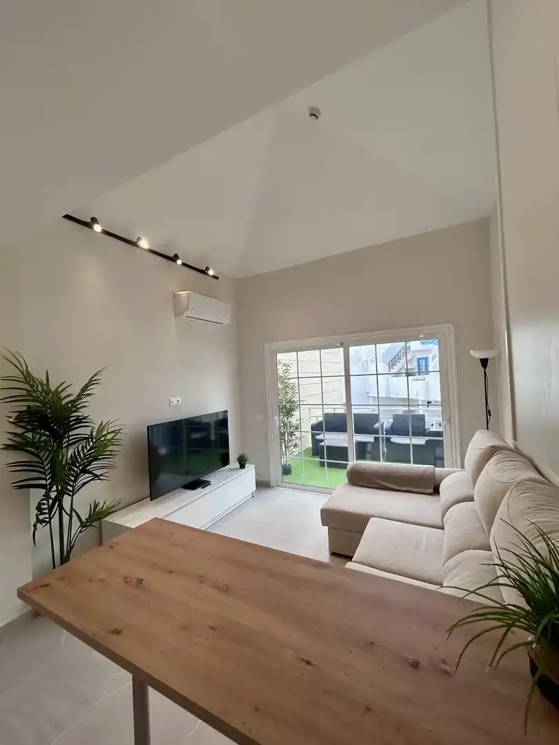 Sala de estar de Piso de alquiler en Adeje con Aire acondicionado, Jardín privado y Piscina