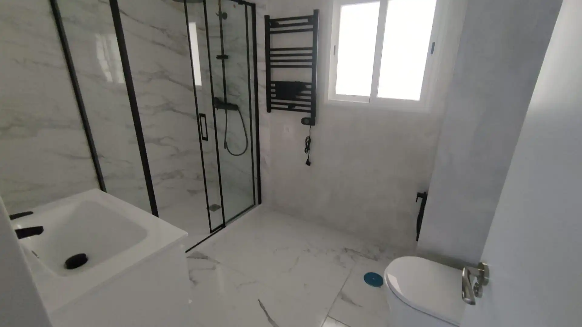 Baño de Apartamento en venta en Alicante / Alacant con Aire acondicionado, Amueblado y Balcón