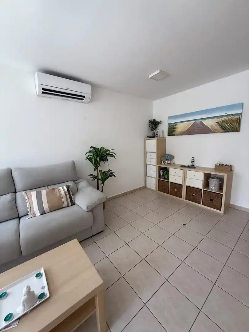 Sala d'estar de Apartament de lloguer en El Verger amb Aire condicionat, Jardí privat i Piscina