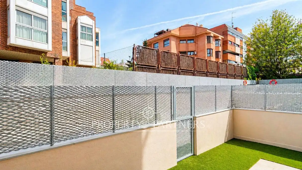 Exterior view of Apartments for sale in Madrid  with Air Conditioner, Heating and Private garden