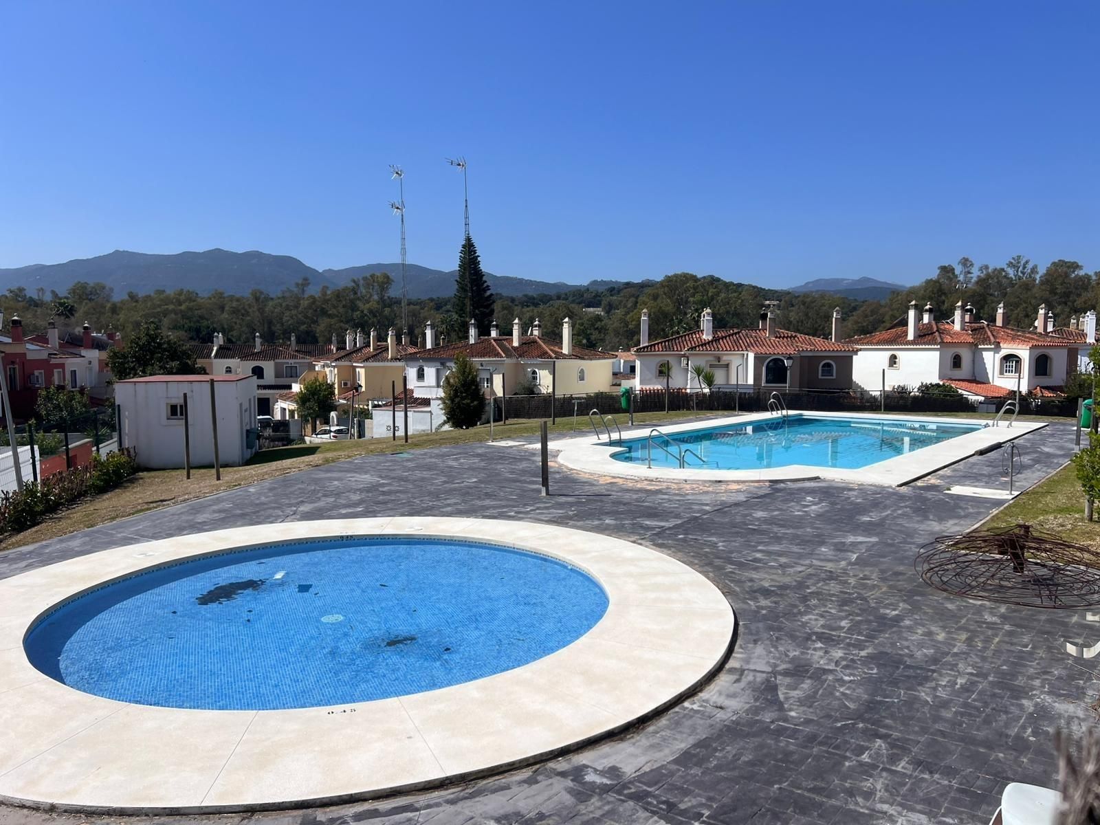 Piscina de Casa adosada en venta en Los Barrios con Piscina comunitaria