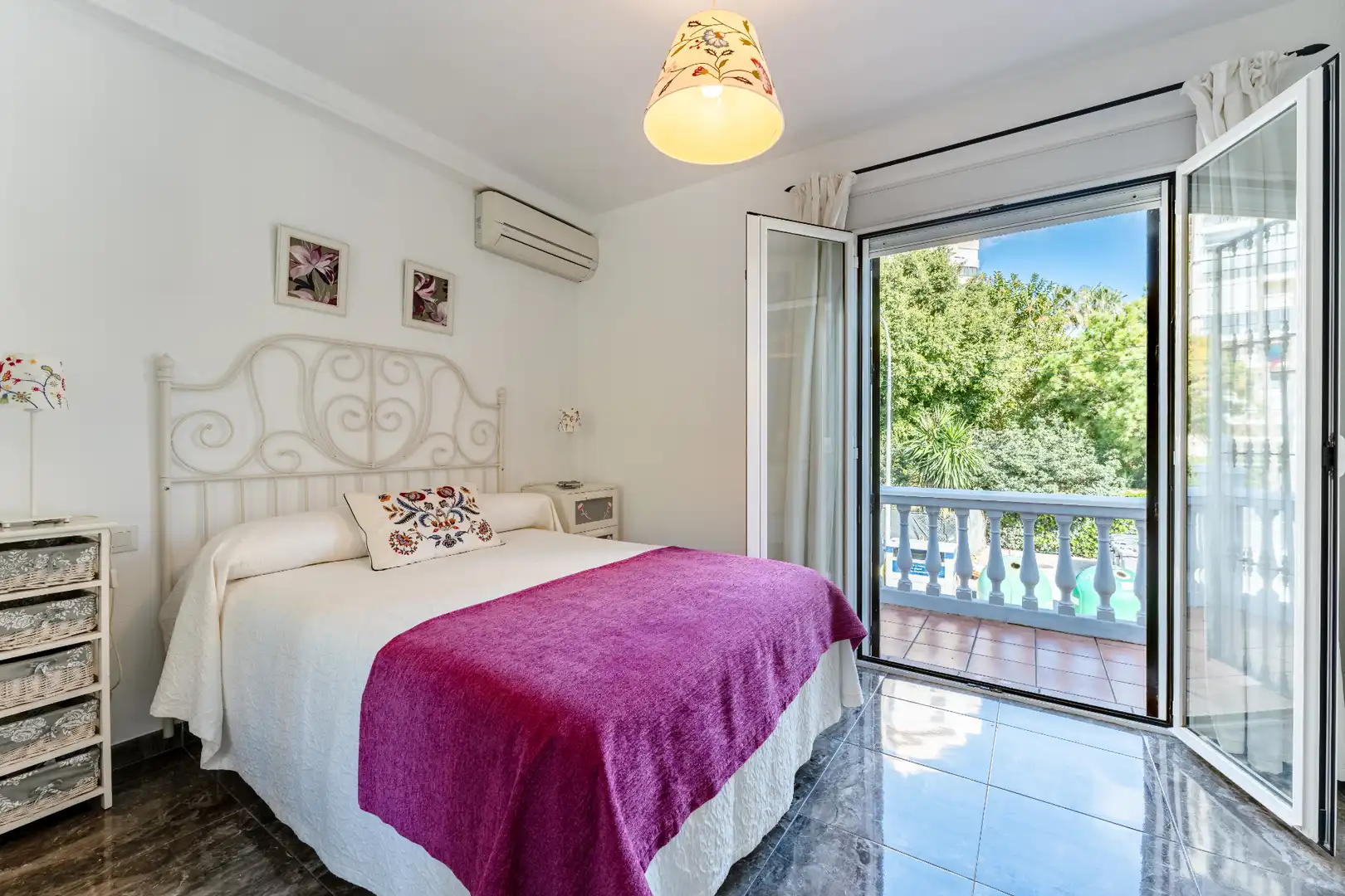 Dormitori de Casa adosada en venda en Torremolinos amb Aire condicionat, Terrassa i Moblat