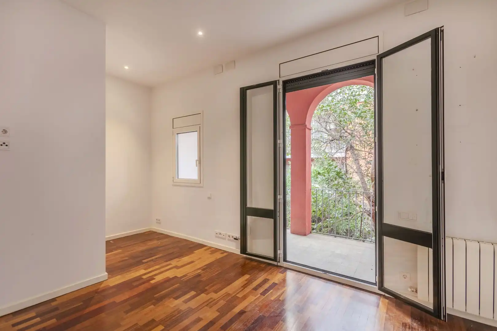 Habitación de Casa adosada en venta en Barcelona con Parquet y Terraza