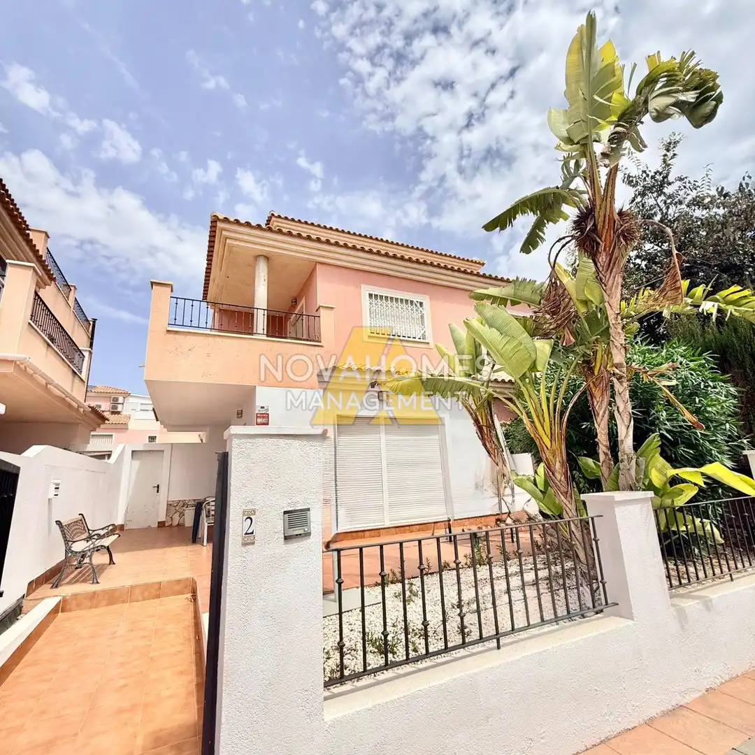 Detached house with pool for sale in Centro