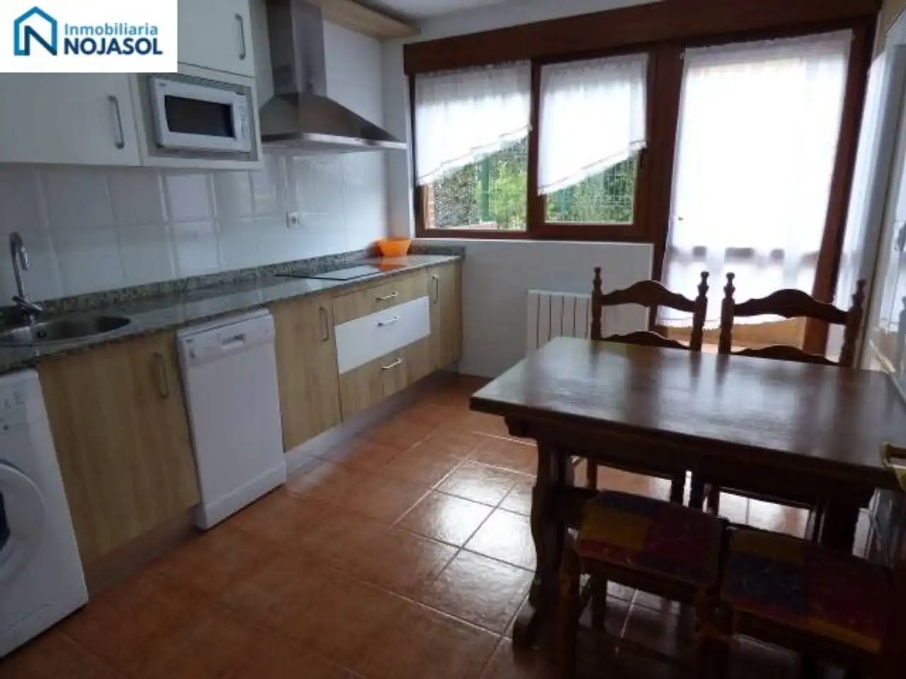 Küche von Einfamilien-Reihenhaus zum Verkauf in Bareyo mit Heizung, Terrasse und Möbliert