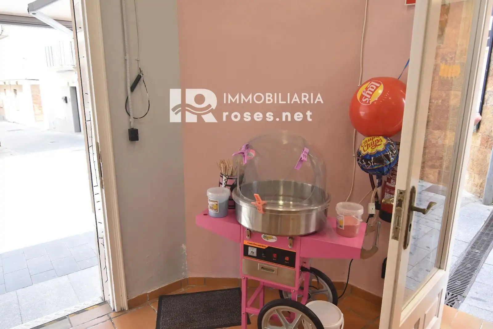 Vista exterior de Local en traspaso en Roses con Amueblado