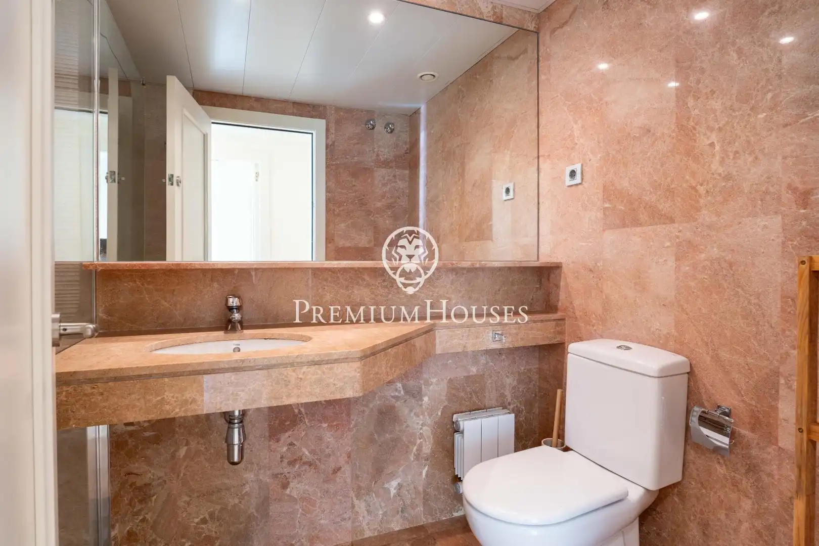 Bathroom of Ground floor for sale in Sitges  with Air Conditioner, Heating and Private garden