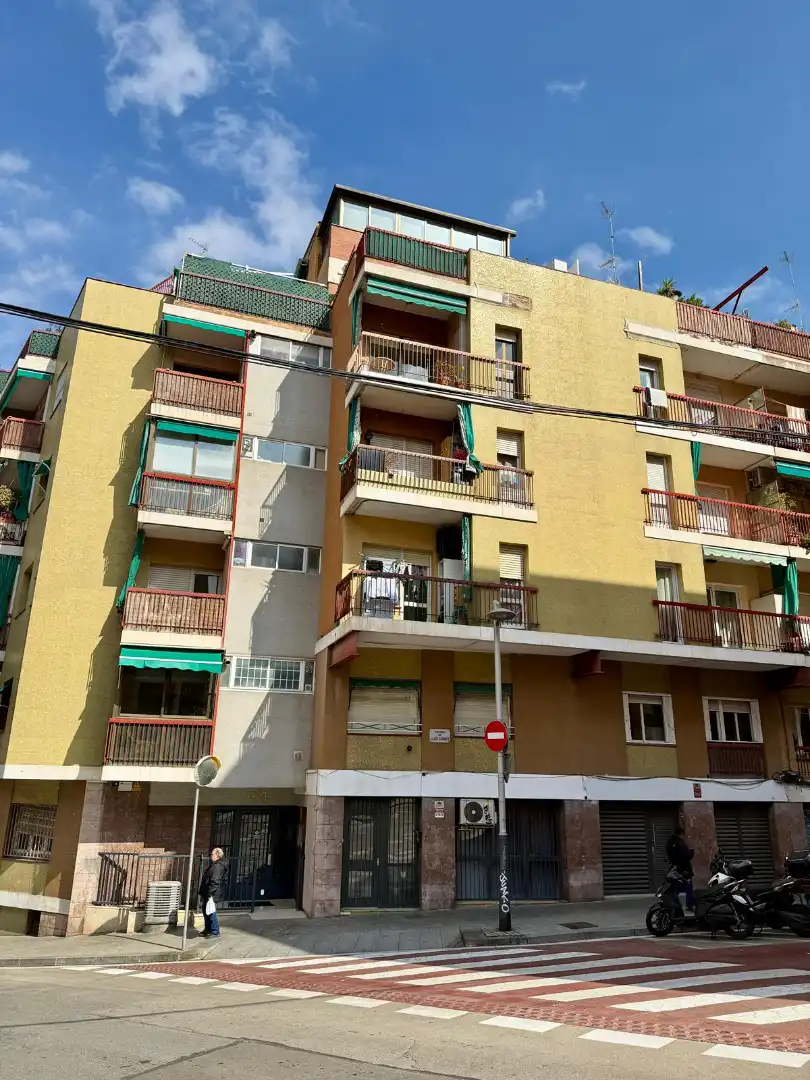 Außenansicht von Wohnung zum Verkauf in Barcelona mit Parkett und Alarm