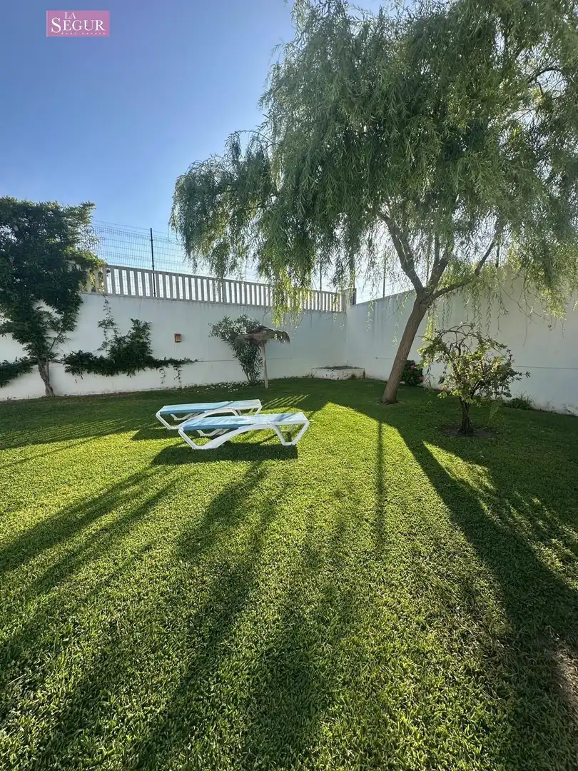 Jardí de Casa adosada en venda en Conil de la Frontera amb Jardí privat, Terrassa i Piscina comunitària