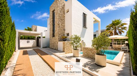 Villa de diseño en la zona este, de estilo Bauhaus y con piscina de agua salada