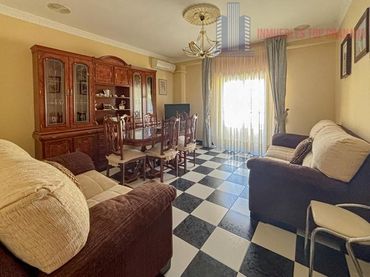 Casa amb balcó en venda a Santa Adela - Parque Leyva Loro