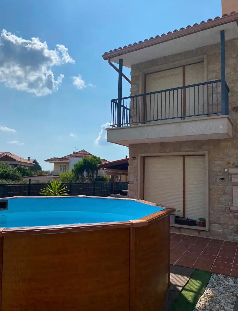 Piscina de Casa o xalet en venda en Vilanova de Arousa amb Jardí privat, Terrassa i Traster