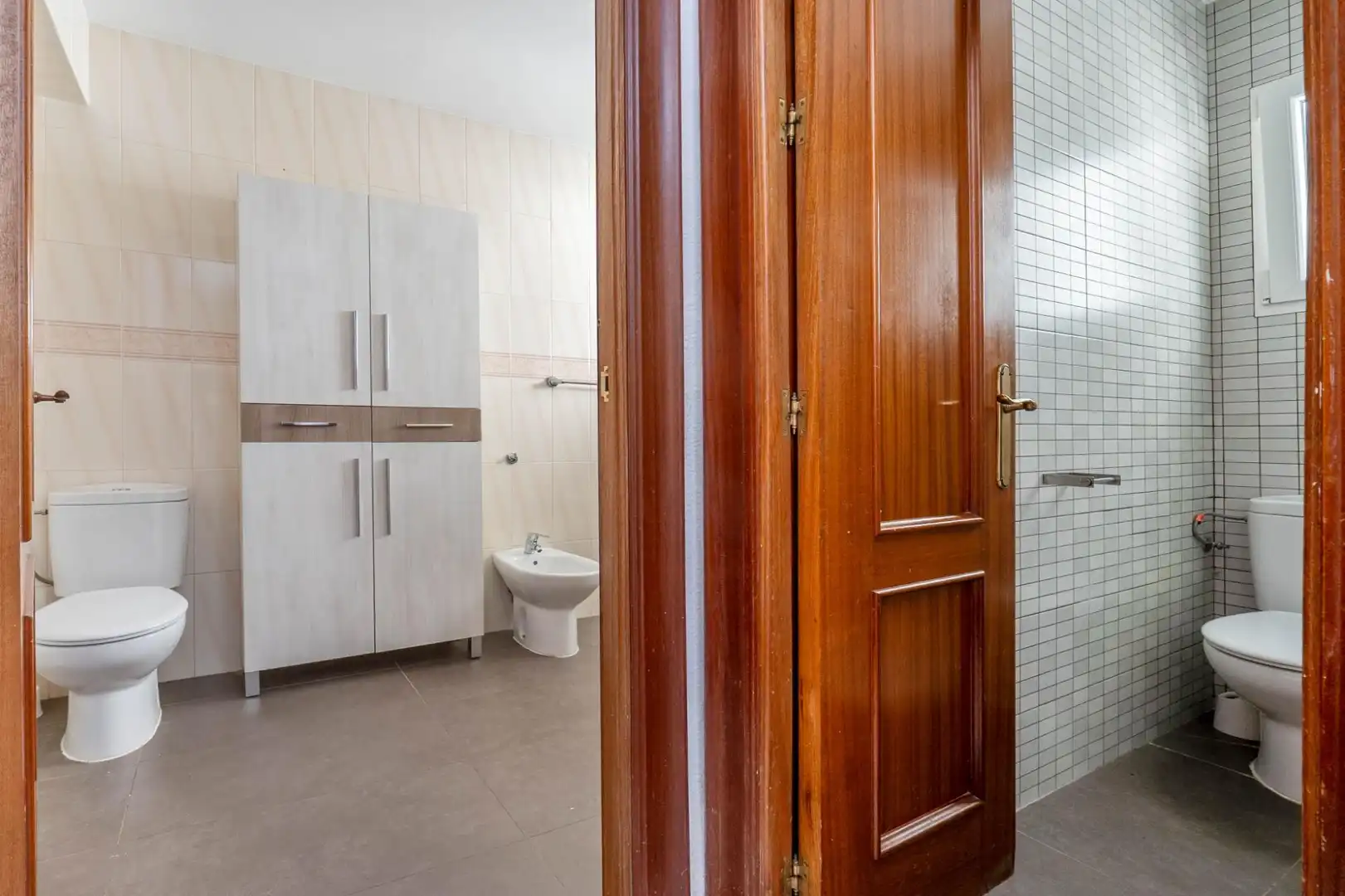 Bathroom of Flat for sale in Granada  with Heating and Terrace