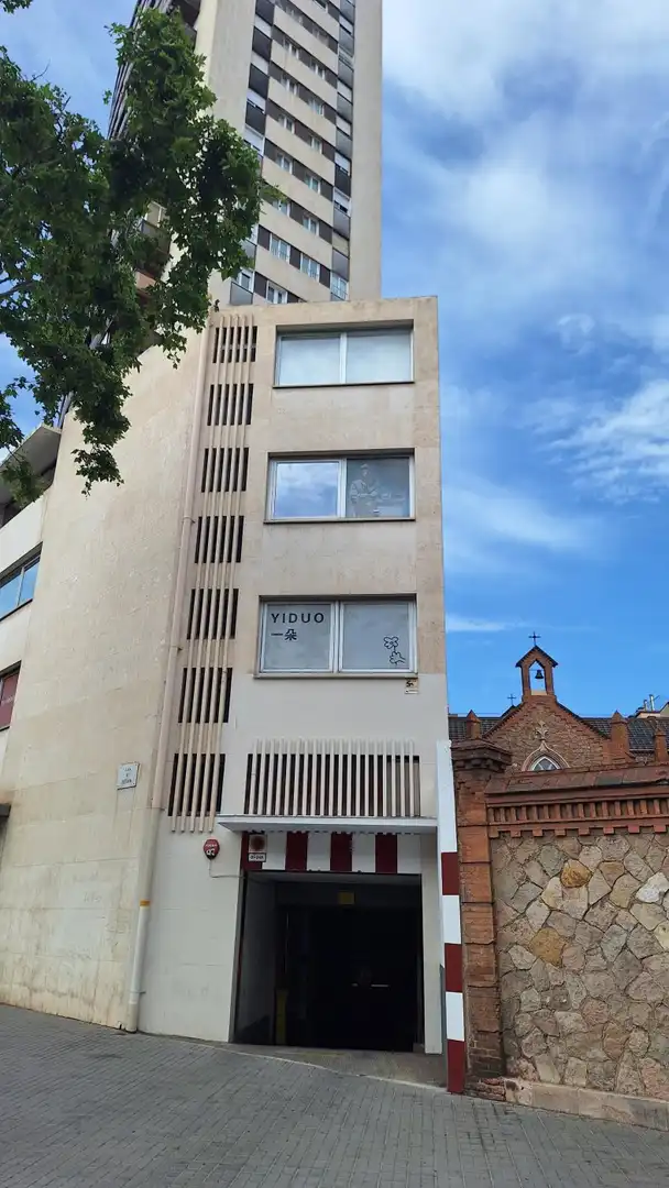 Vista exterior de Garatge en venda en Barcelona