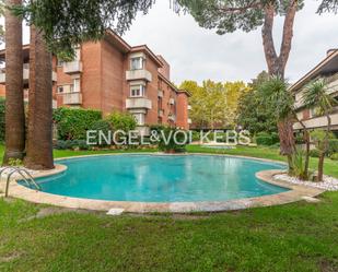 Piscina de Apartament de lloguer en Sant Cugat del Vallès amb Balcó