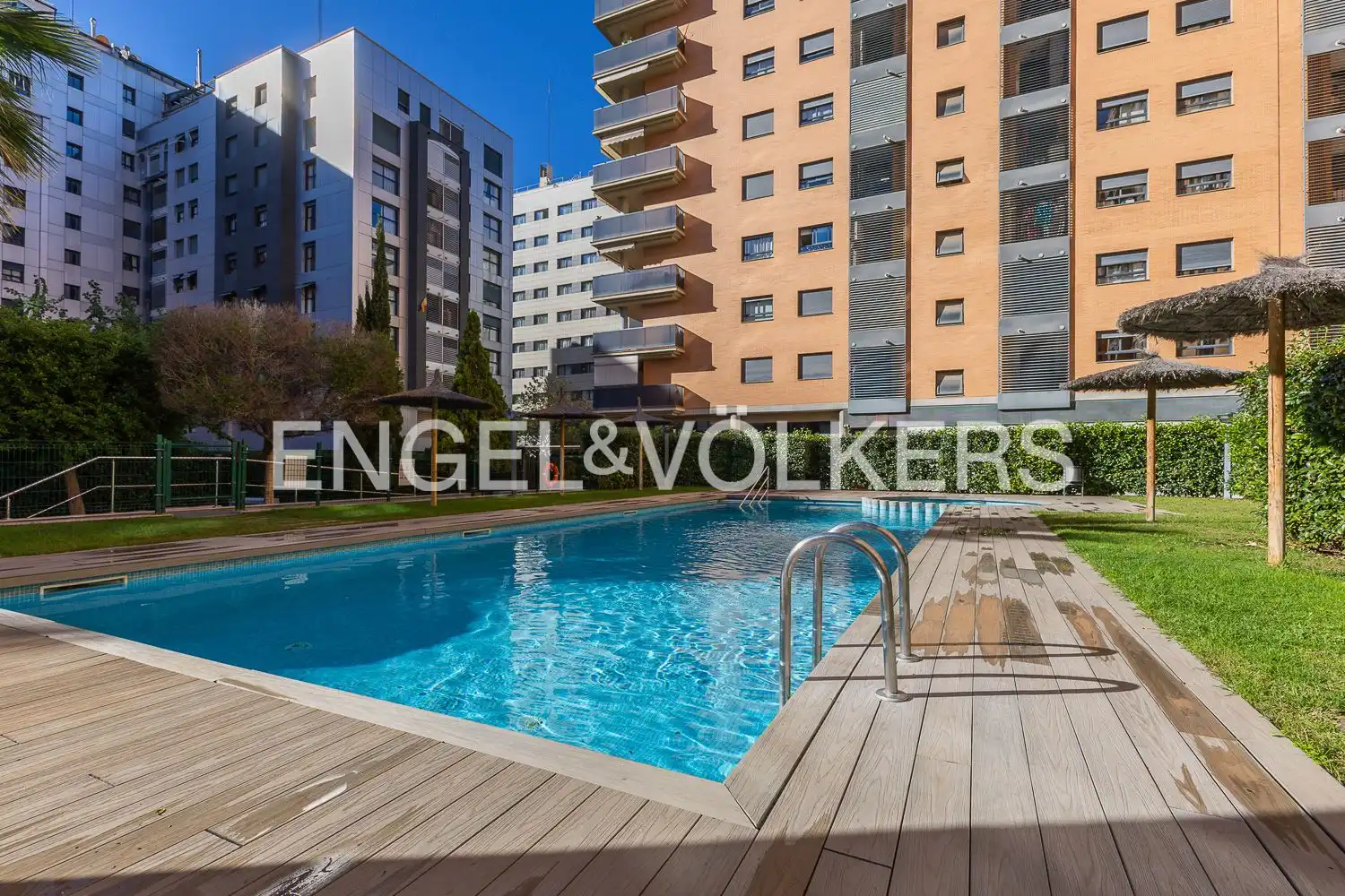 Schwimmbecken von Dachboden zur Miete in Valencia mit Klimaanlage, Heizung und Parkett