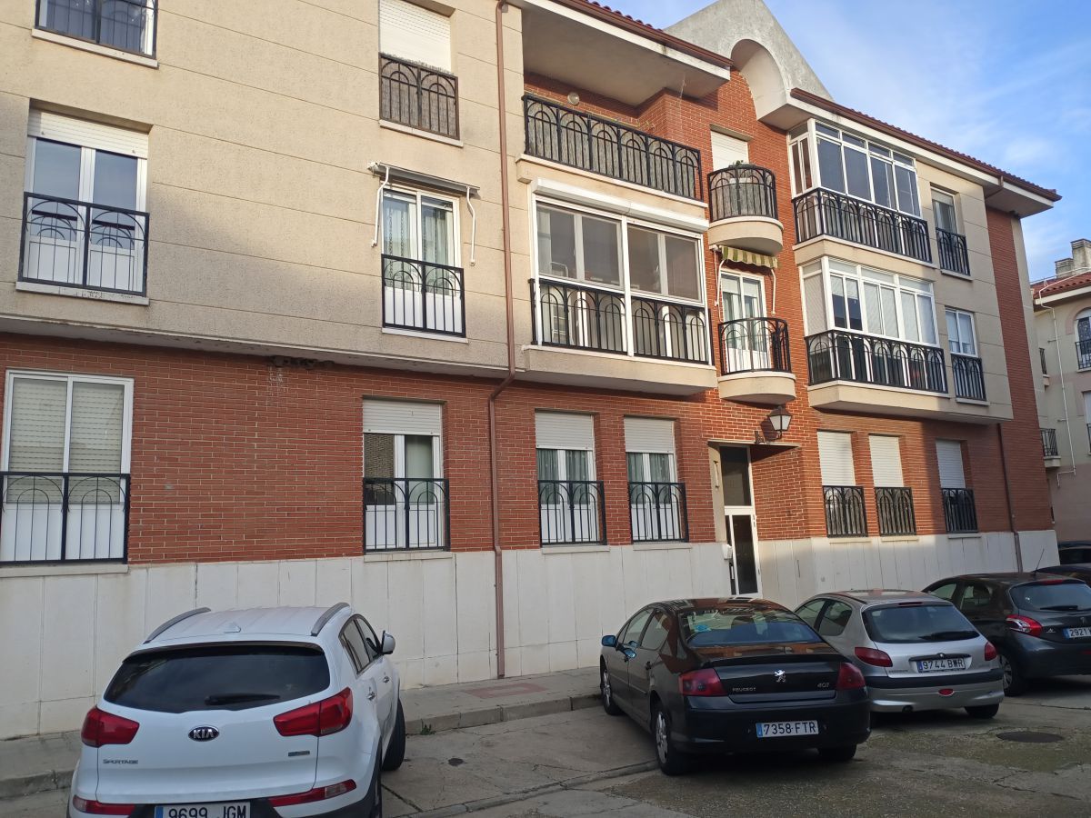 Vista exterior de Pis en venda en Cigales amb Calefacció, Terrassa i Traster