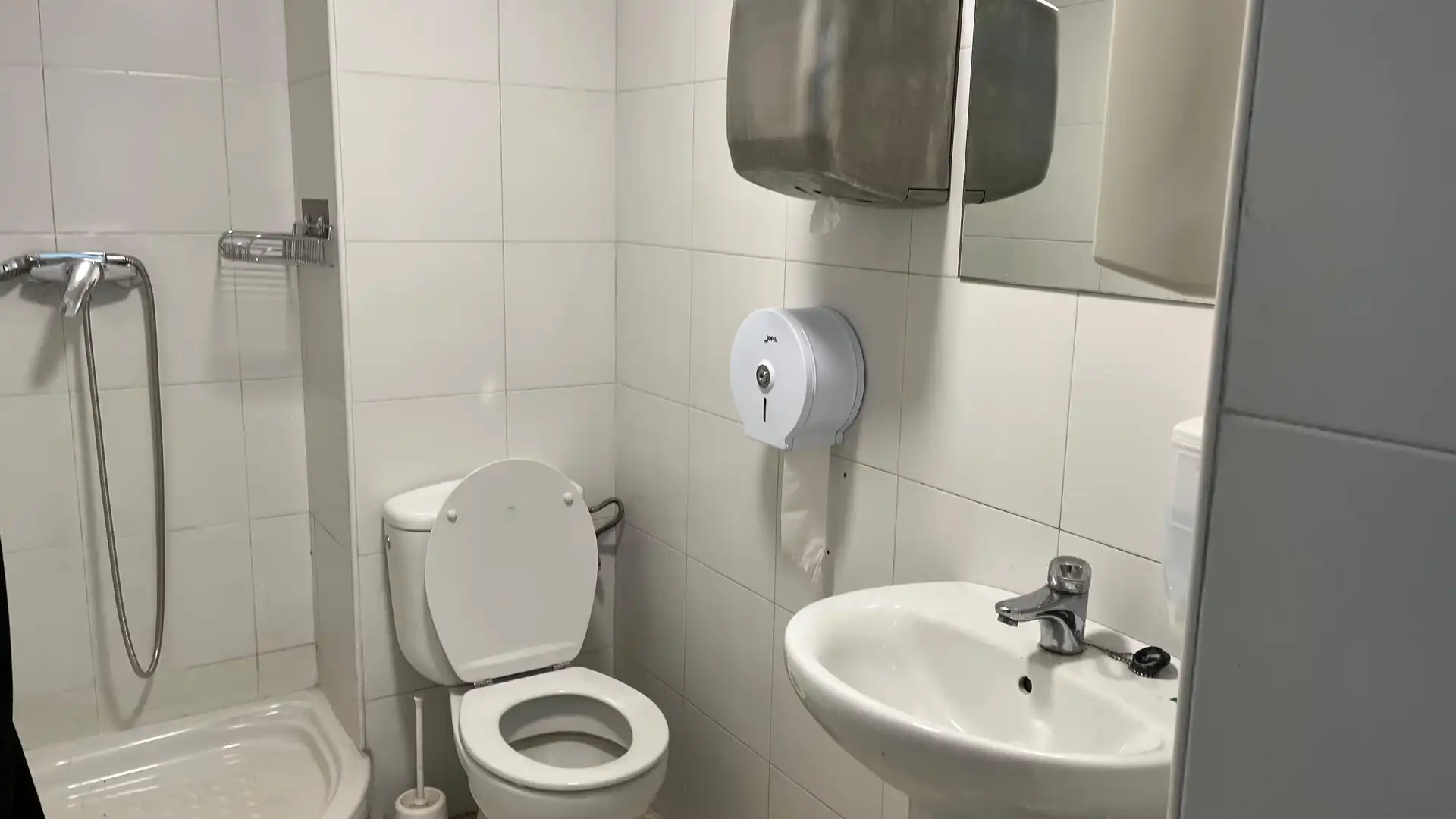 Baño de Trastero de alquiler en Madrid con Alarma