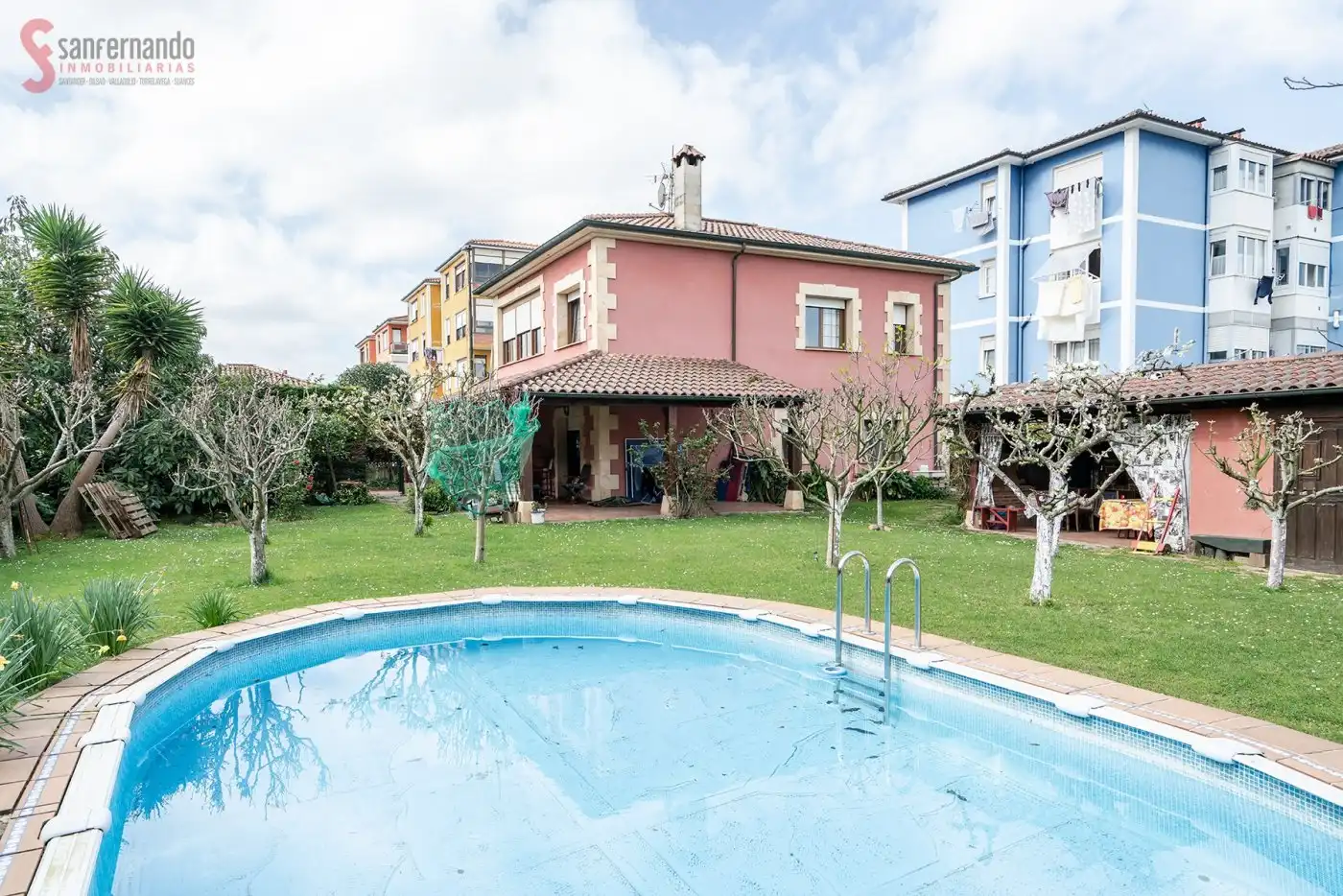 Piscina de Casa o chalet en venta en Torrelavega  con Calefacción, Jardín privado y Parquet