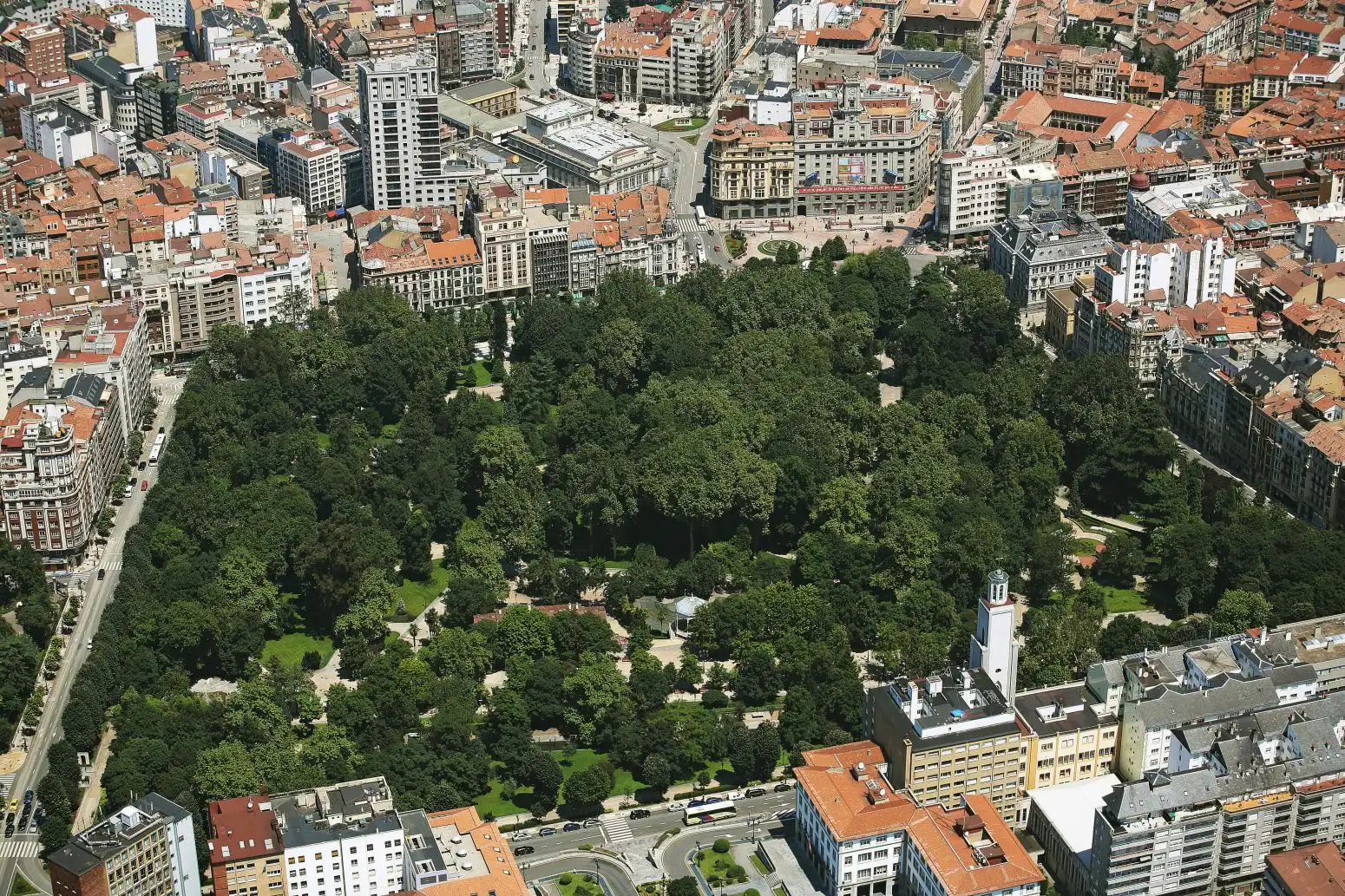 Vista exterior de Pis en venda en Oviedo  amb Traster