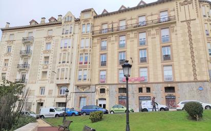 Vista exterior de Pis en venda en Bilbao  amb Calefacció