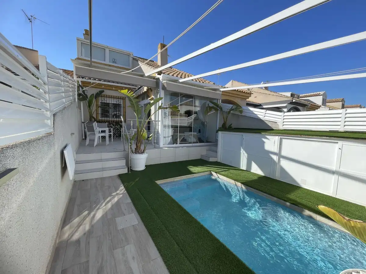 Piscina de Casa o xalet en venda en Pilar de la Horadada amb Aire condicionat, Jardí privat i Terrassa