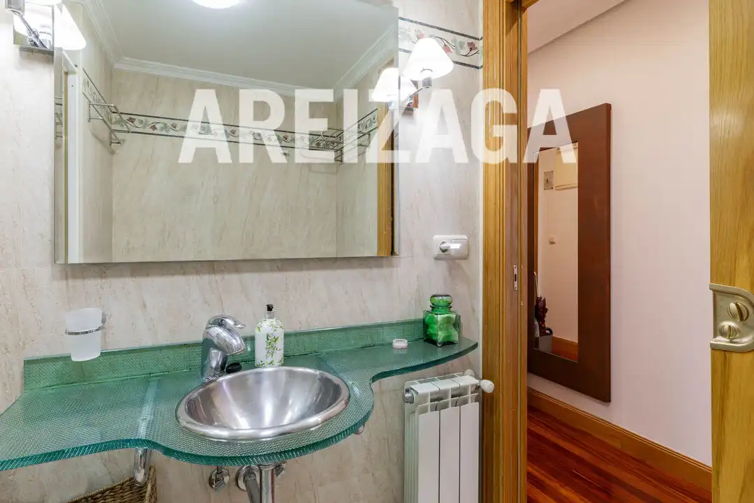 Baño de Piso en venta en Donostia - San Sebastián  con Calefacción, Amueblado y Balcón