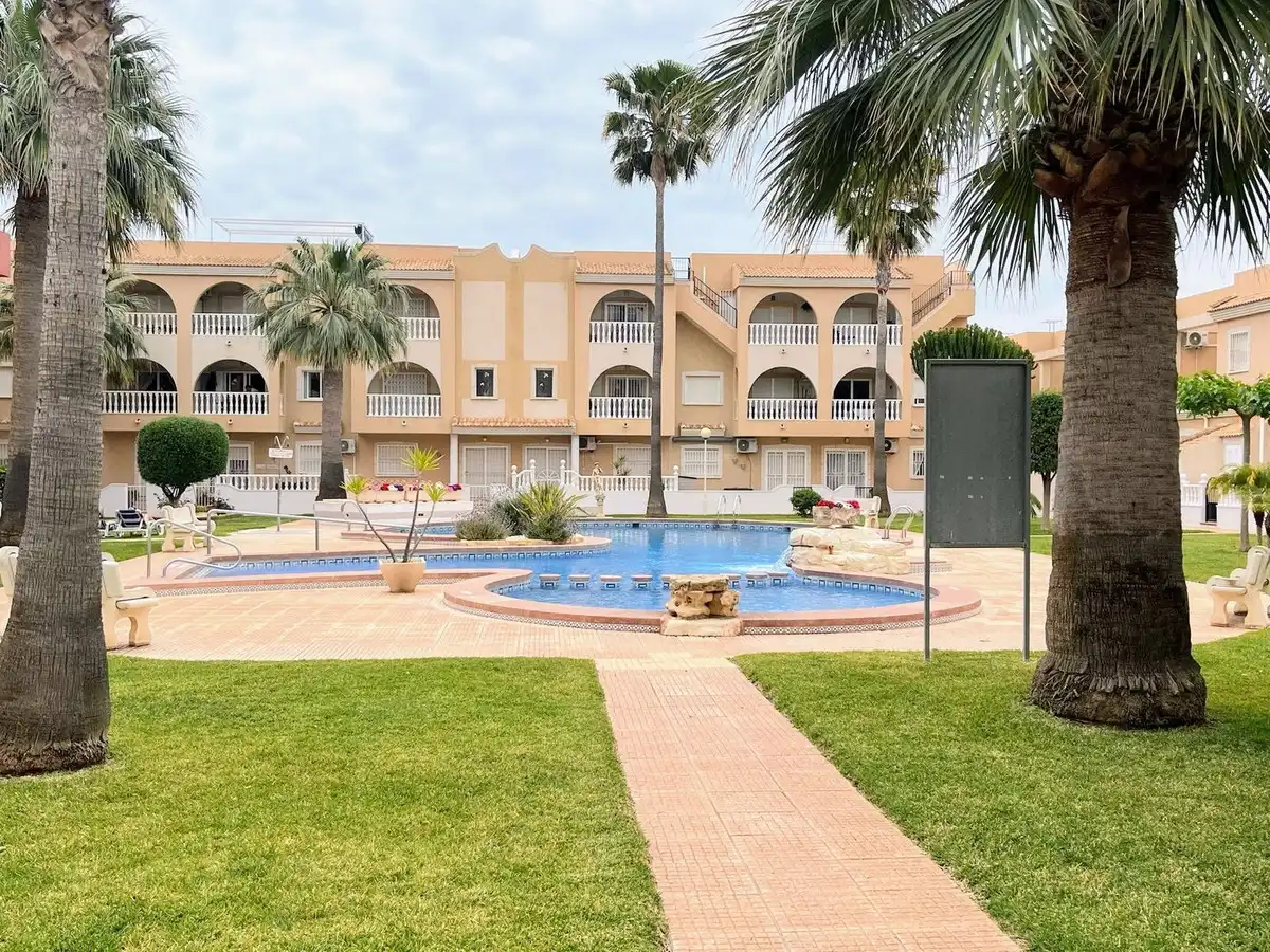 Vista exterior de Apartamento en venta en Los Alcázares con Aire acondicionado, Terraza y Piscina comunitaria