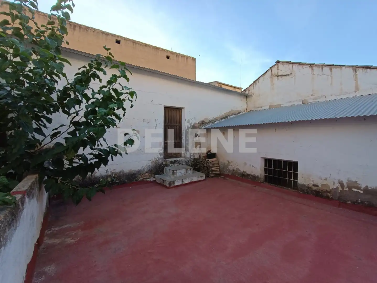 Casa aparellada amb terrassa en venda a Hellín