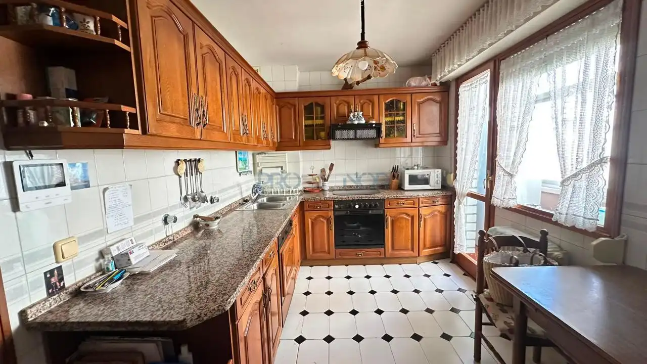 Cocina de Piso en venta en León Capital  con Calefacción y Trastero