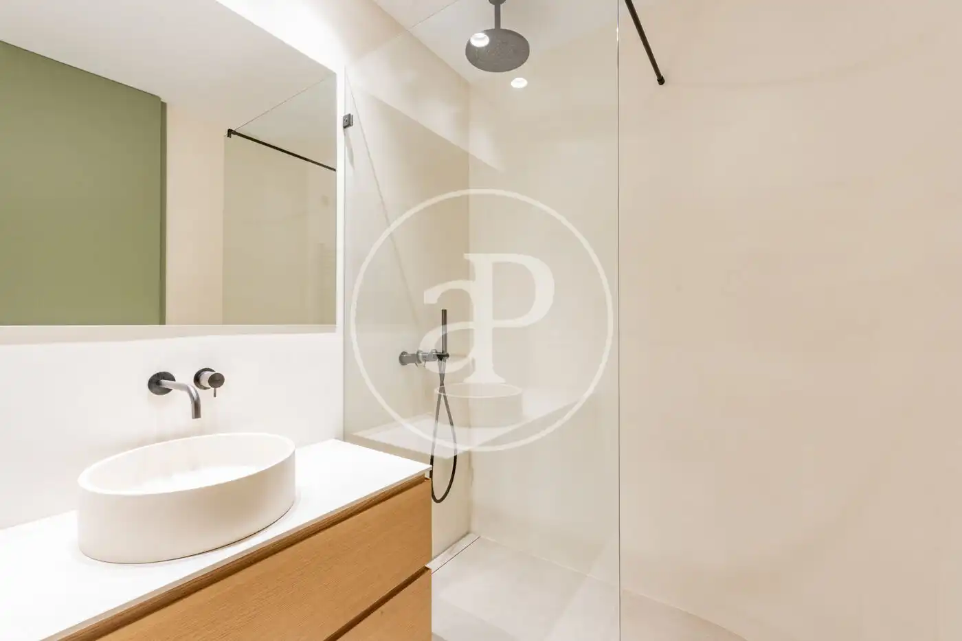 Bathroom of Flat for sale in Madrid  with Air Conditioner, Heating and Balcony