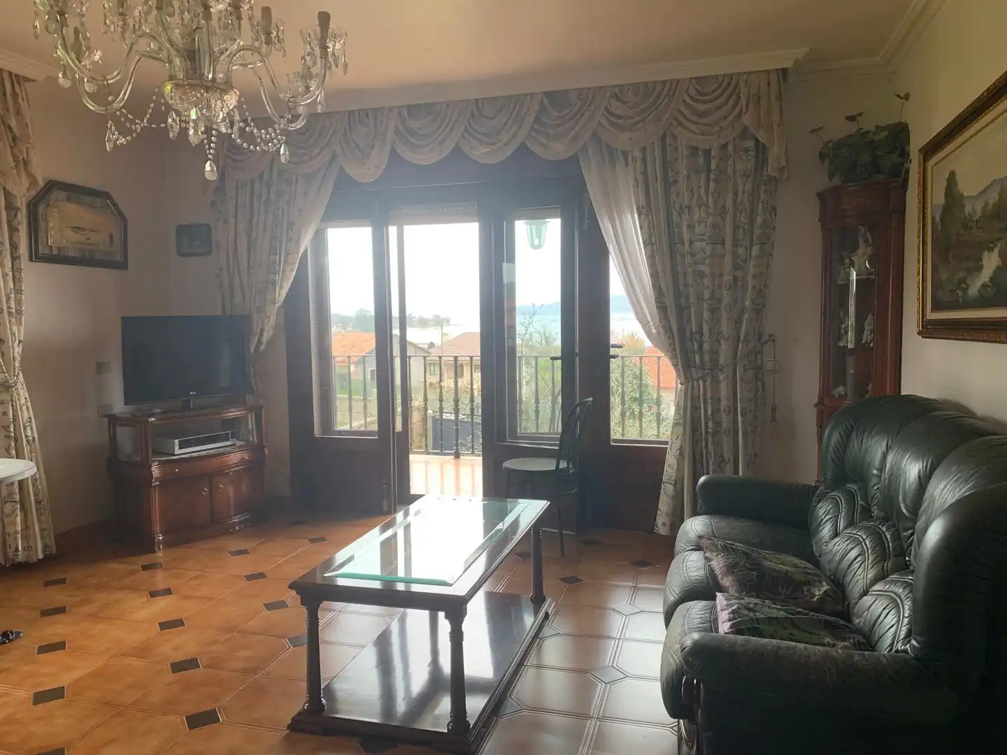 Wohnzimmer von Einfamilien-Reihenhaus zum Verkauf in Vilagarcía de Arousa mit Heizung, Privatgarten und Möbliert