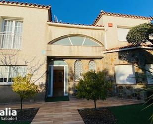 Vista exterior de Casa o xalet en venda en Sabadell amb Calefacció, Jardí privat i Terrassa