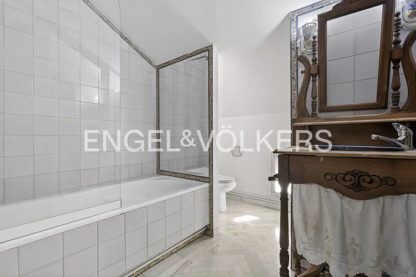 Bathroom of Houses for sale in Sevilla  with Air Conditioner, Heating and Parquet flooring