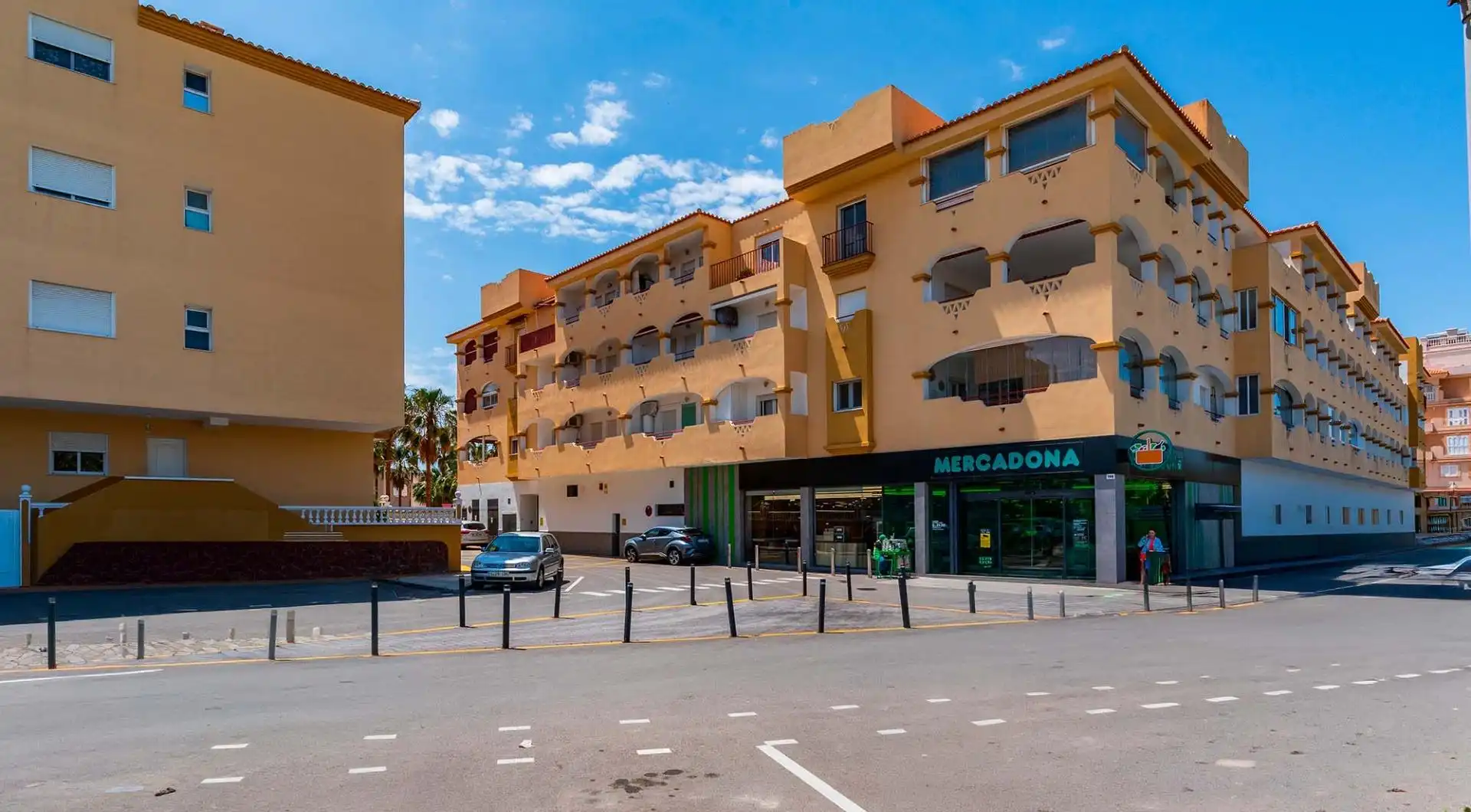 Vista exterior de Pis en venda en El Ejido amb Terrassa, Moblat i Piscina comunitària