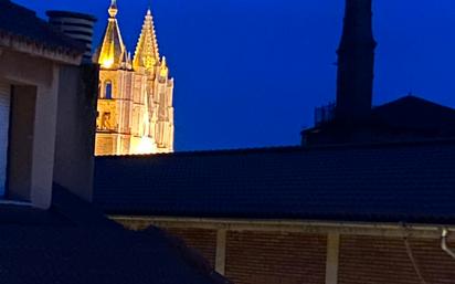 Vista exterior de Àtic en venda en León Capital  amb Calefacció, Moblat i Rentadora