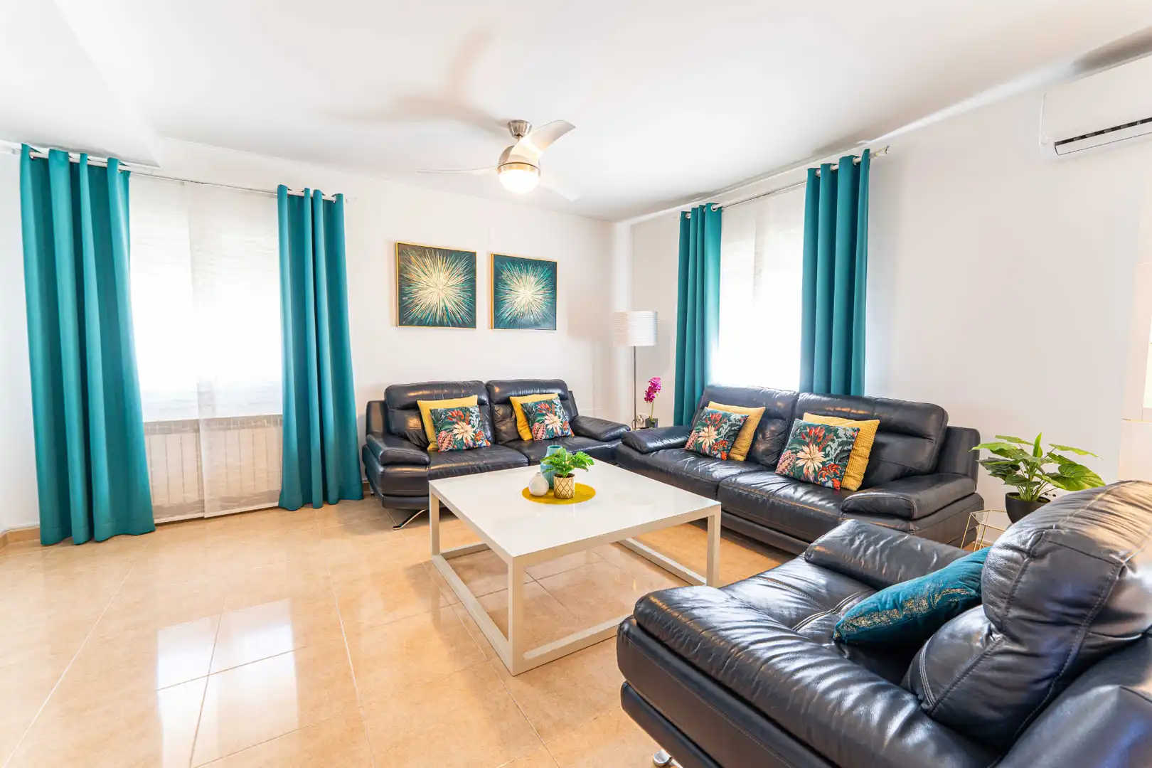 Sala de estar de Casa o chalet en venta en Serranillos del Valle con Aire acondicionado, Calefacción y Jardín privado