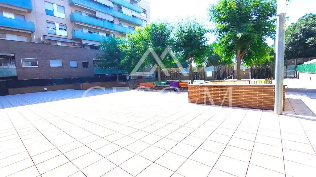 Außenansicht von Wohnung zur Miete in Sabadell mit Heizung, Terrasse und Gemeinschaftspool