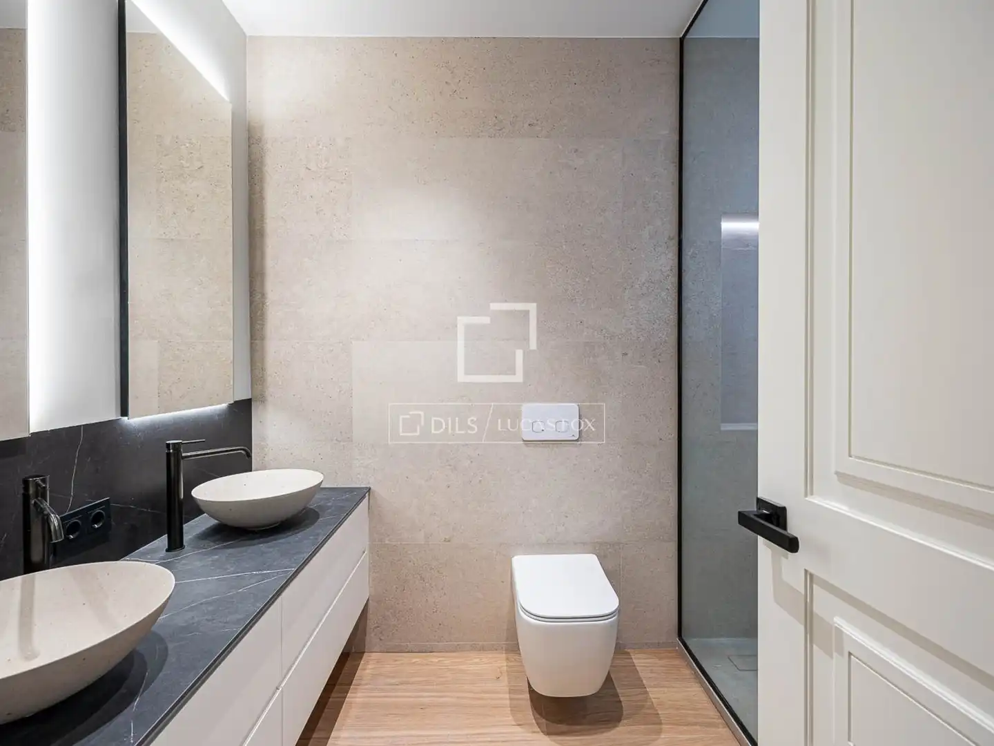 Badezimmer von Wohnung zum Verkauf in Barcelona mit Klimaanlage, Heizung und Balkon