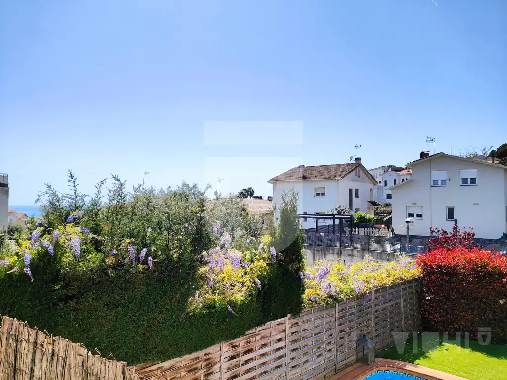 Vista exterior de Casa o xalet en venda en El Masnou amb Aire condicionat, Calefacció i Jardí privat