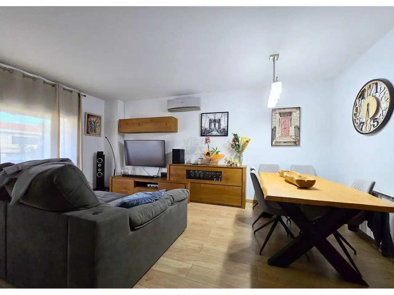 Sala de estar de Casa adosada en venta en Vilanova i la Geltrú con Aire acondicionado, Calefacción y Jardín privado
