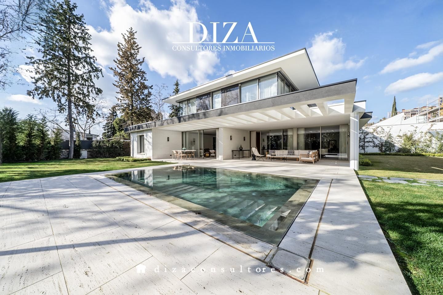 Exterior view of House or chalet for sale in  Madrid Capital  with Air Conditioner, Heating and Terrace