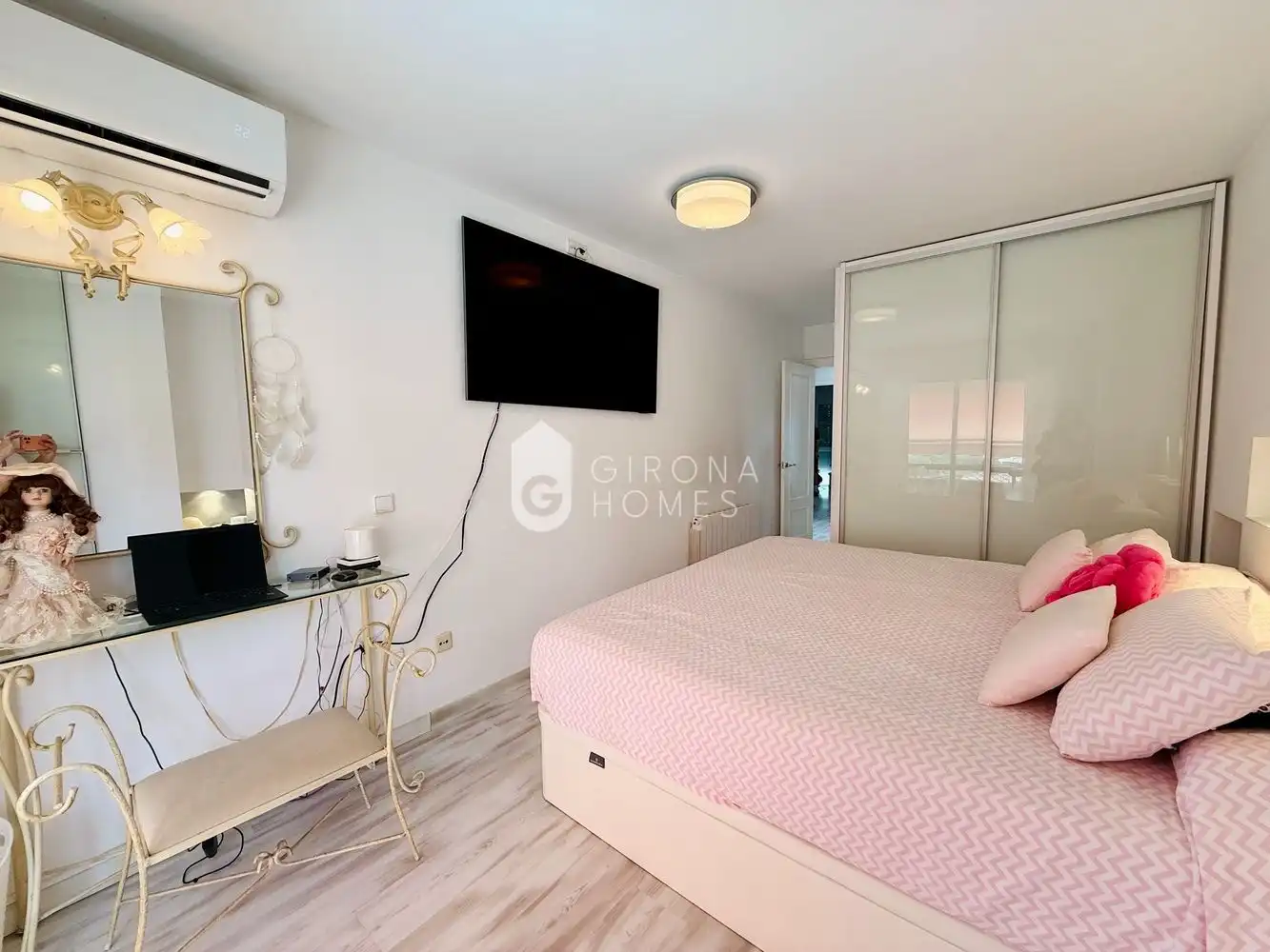 Habitación de Casa adosada en venta en Girona con Aire acondicionado, Calefacción y Terraza