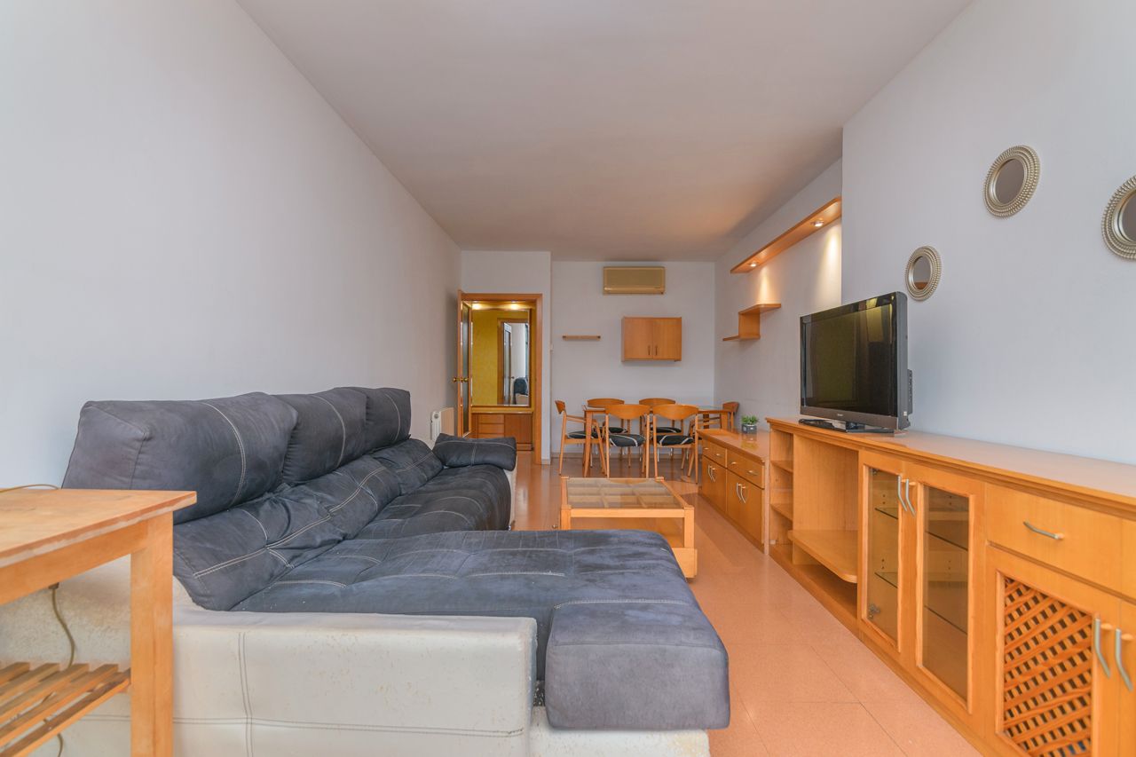 Sala d'estar de Pis en venda en Cornellà de Llobregat amb Aire condicionat, Calefacció i Forn