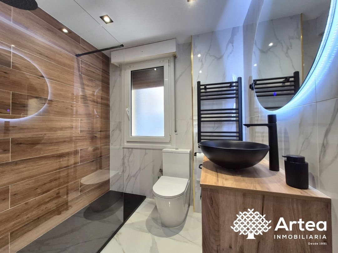 Bathroom of Flat for sale in Bilbao   with Heating and Furnished